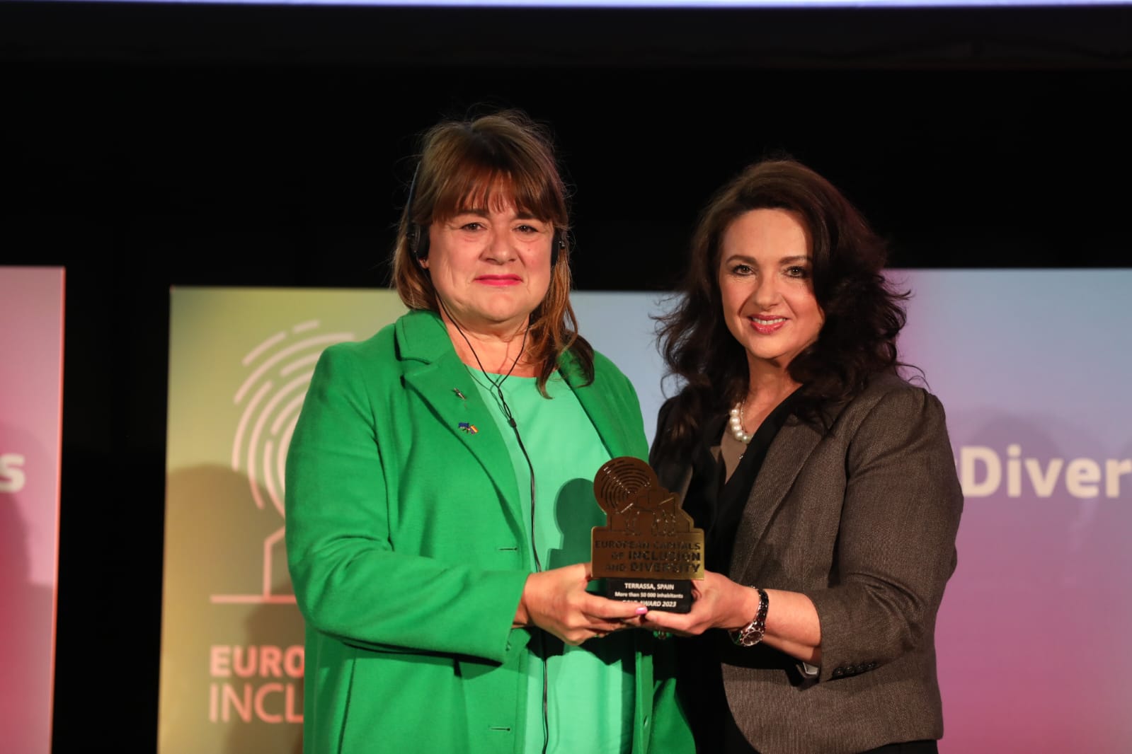 Commissioner Dalli presenting the Gold Award to a representative from Terrassa, Spain. © European Union, 2023